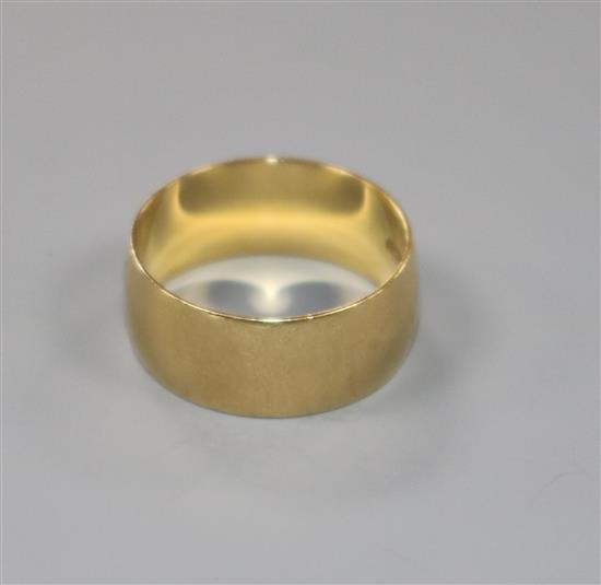 An 18ct gold wedding band, size N.